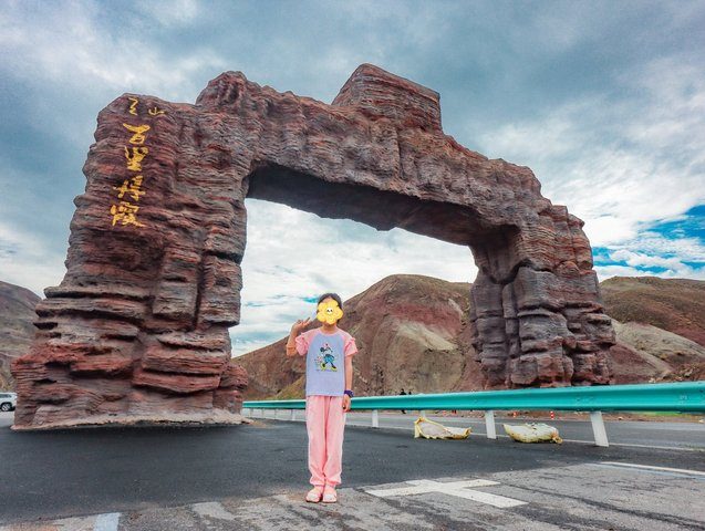 北疆暑期亲子游相册实景中的公路地标场景