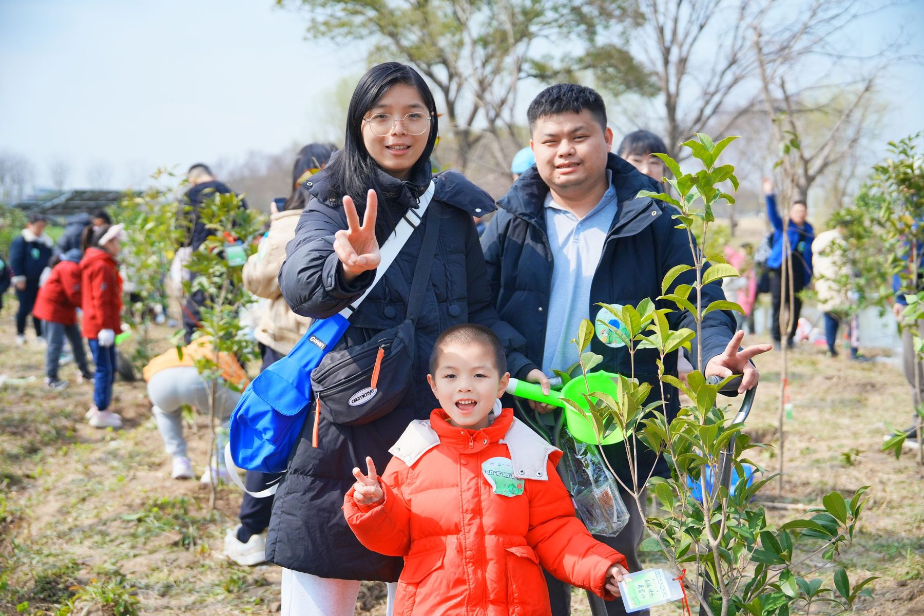 悦周末亲子在嘉北郊野公园开展植树节亲子活动